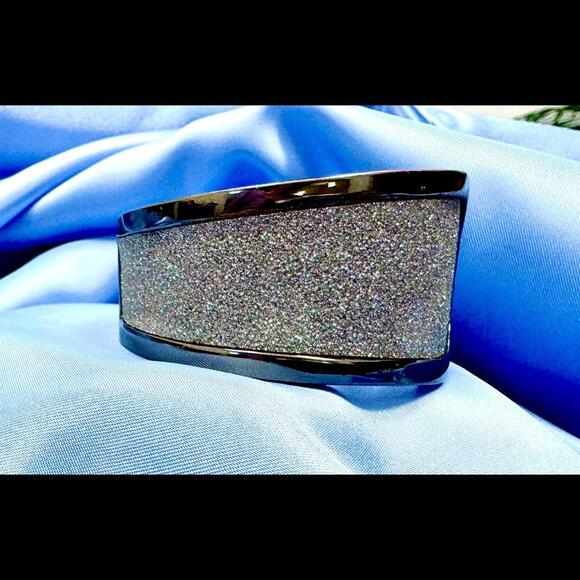 GUESS BLACK HINGED SS HALF PAVED RHINESTONE & HALF SINGLE RHINESTONE CUFF - Picture 4 of 6